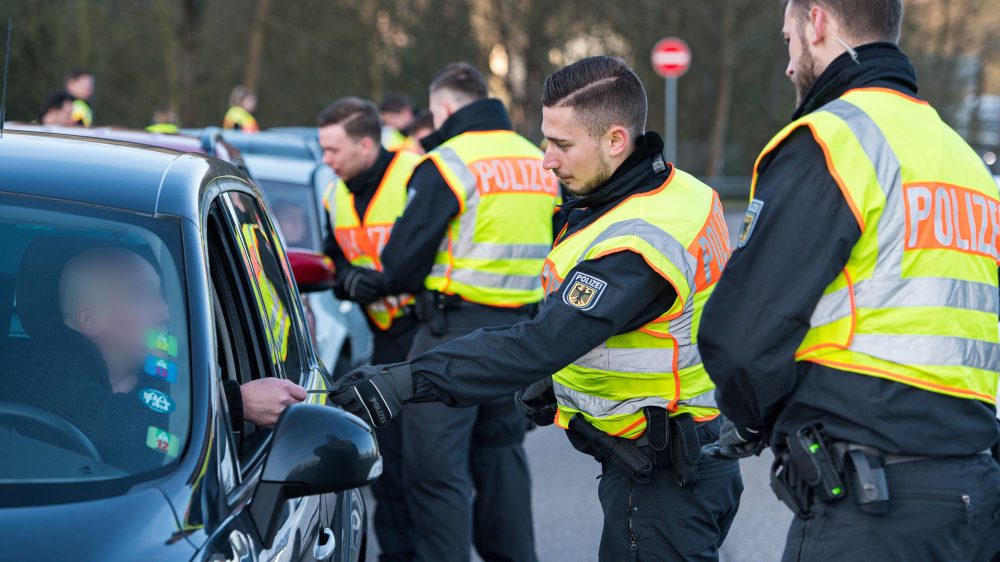 Председатель совета благодарит сотрудников федеральной полиции