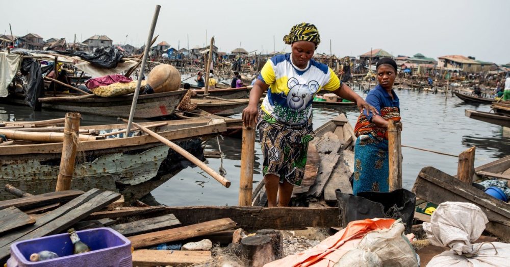 Нигерия выселяет 40 000 человек из плавающего трущобного поселка