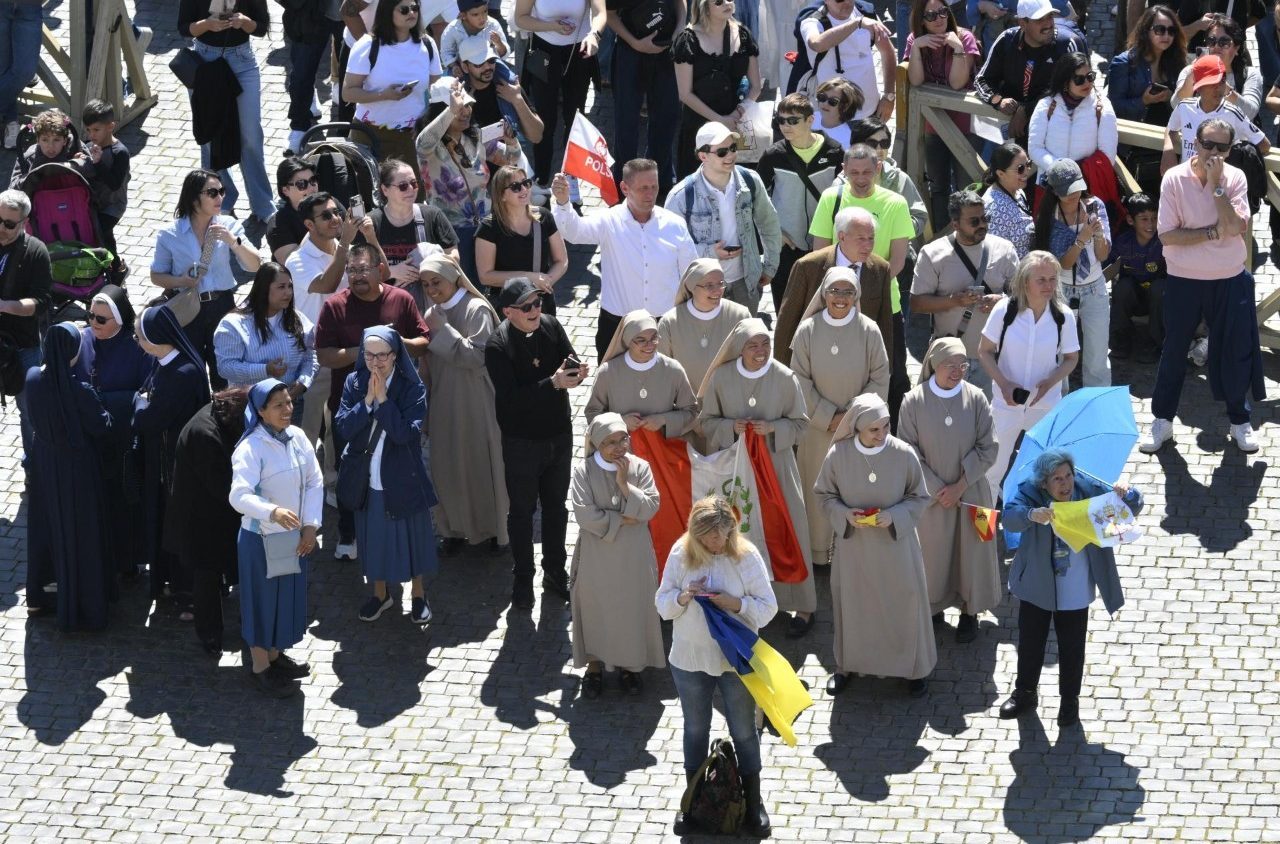 Папа Лев XIV призвал неустанно молиться о мире для всей земли