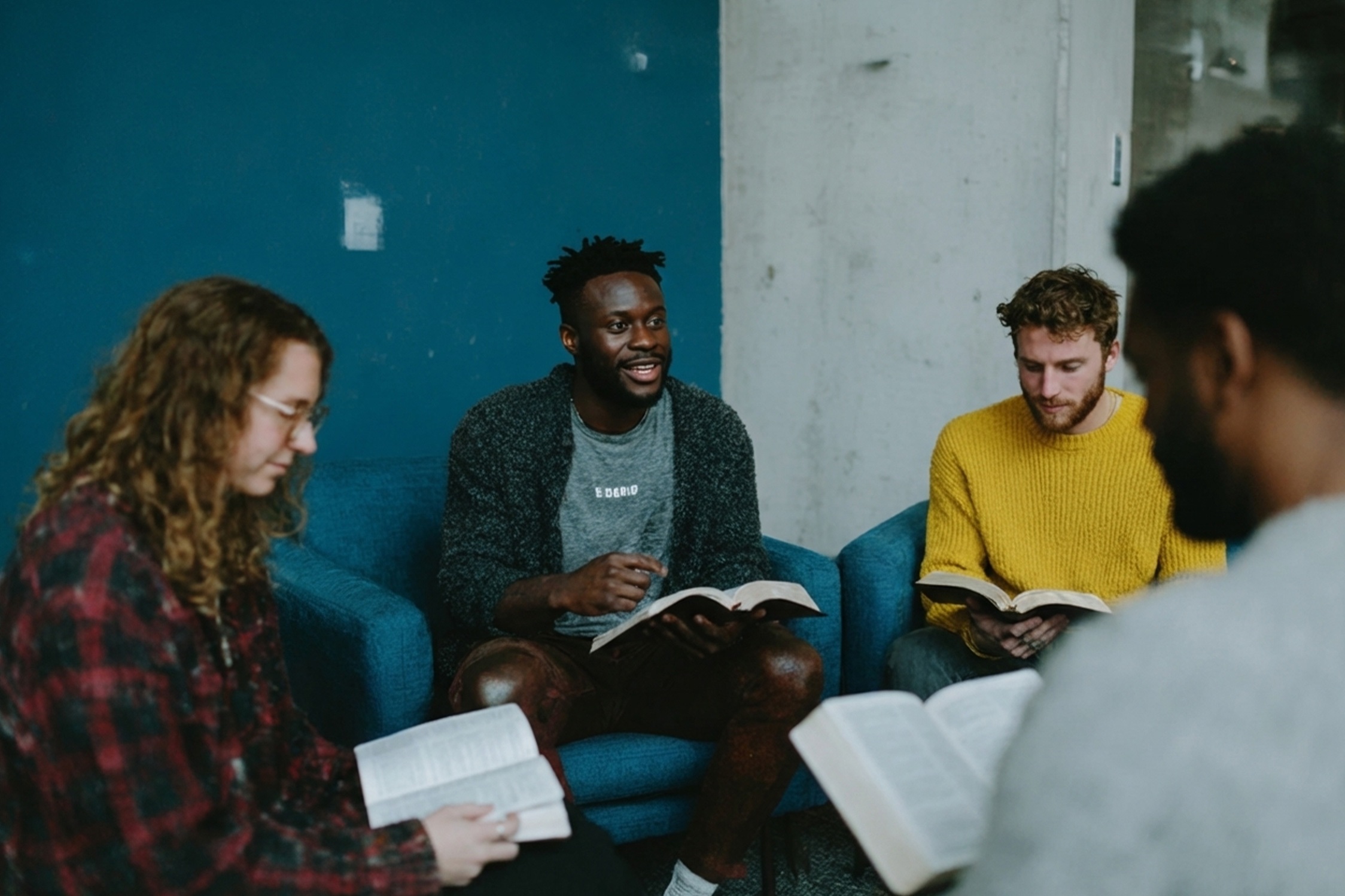 Эпоха фейковых новостей возвращает людей к Священному Писанию, считают эксперты