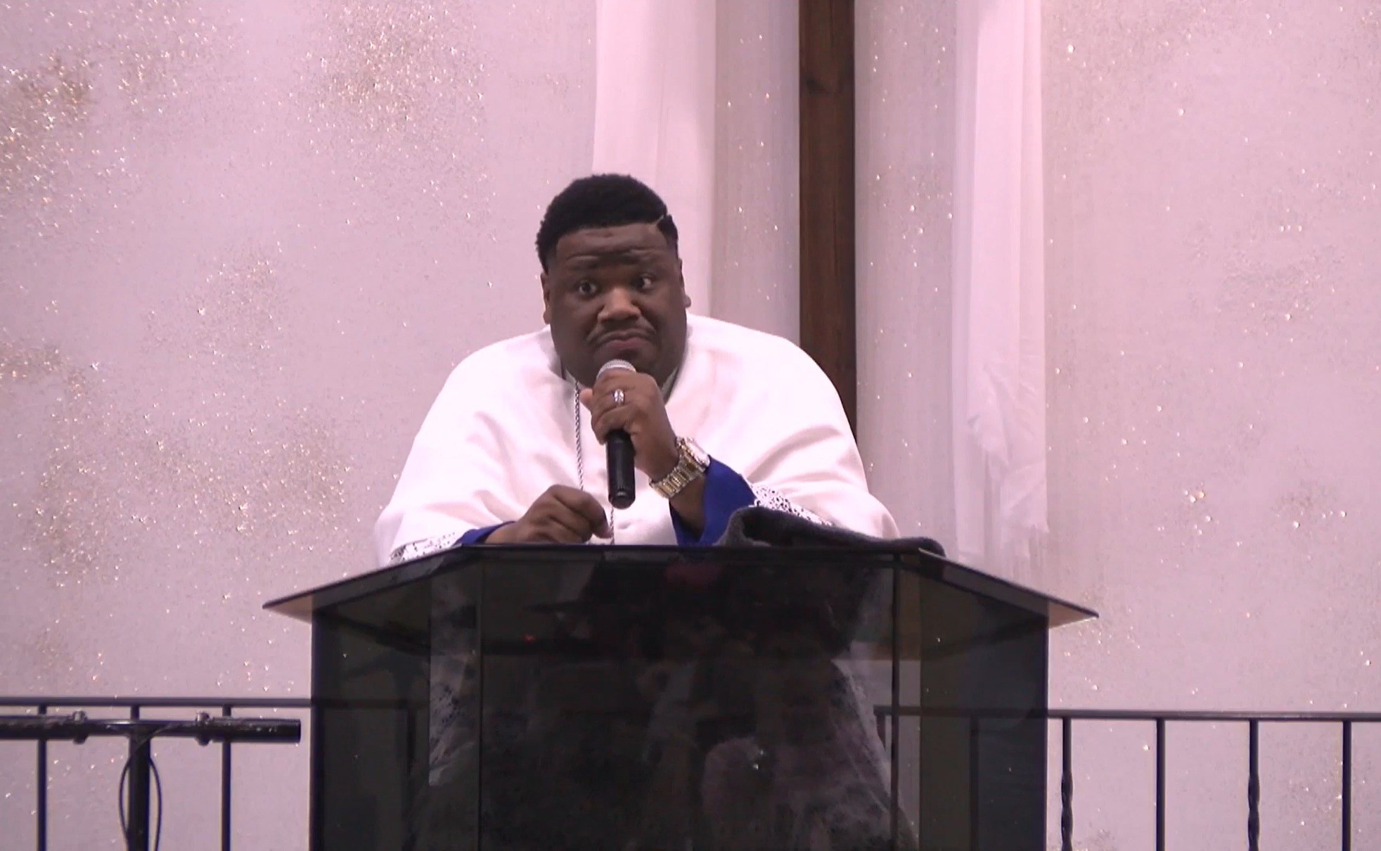 Пастор прославляет «пуленепробиваемого Бога» в Пасхальное воскресенье через несколько дней после того, как его застрелил угонщик автомобиля