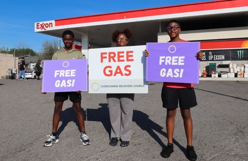 'Бензин и Слава': Церковь в Теннесси раздала сотням автомобилистов бесплатный бензин