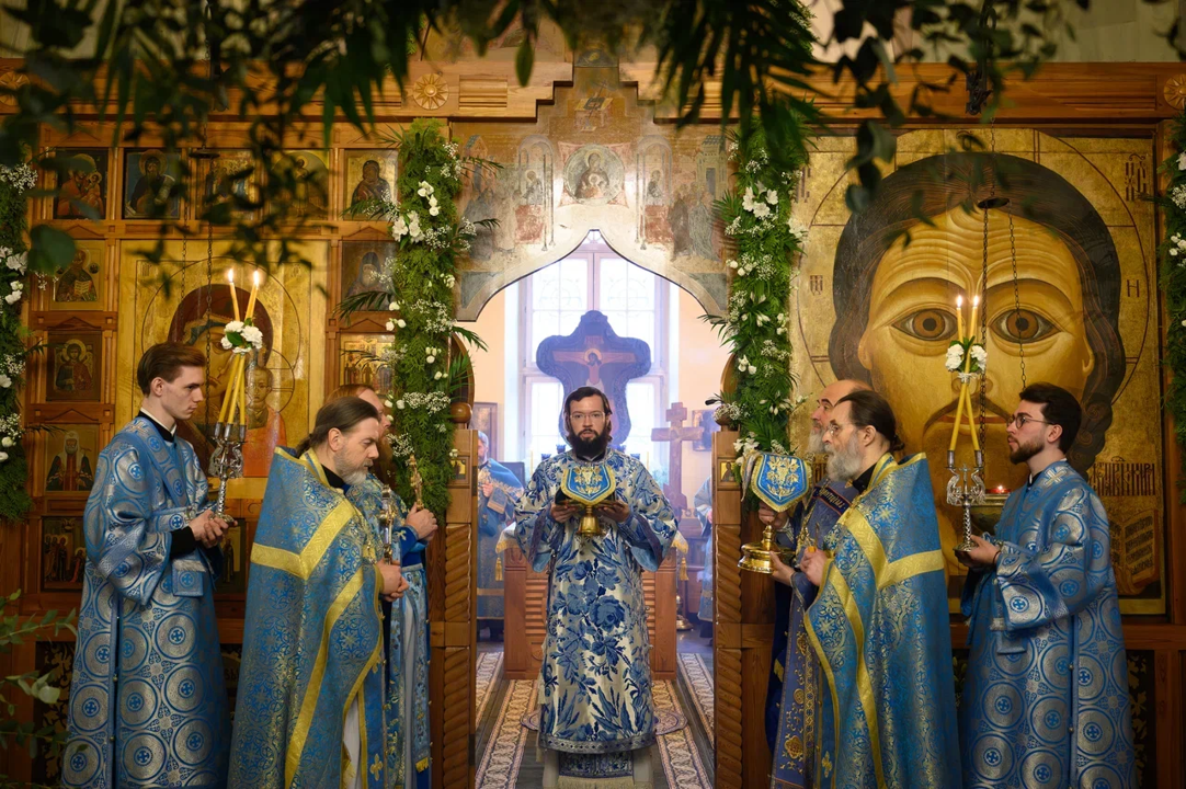 Митрополит Антоний возглавил престольный праздник в храме Благовещения