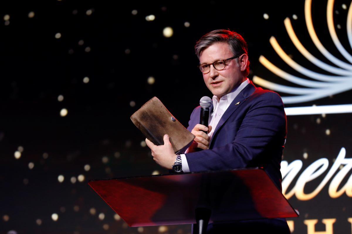 Спикер Палаты представителей Майк Джонсон и христианские лидеры запускают недельный марафон чтения Библии в Вашингтоне