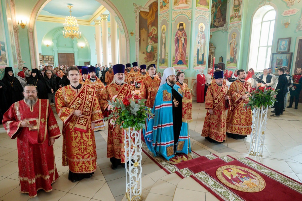 В Вольске отметили 20-летие возрождения Свято-Троицкого кафедрального собора