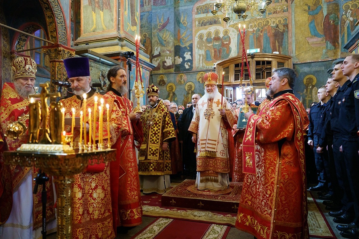 Патриарх Кирилл совершил литургию в Архангельском соборе в день Радоницы