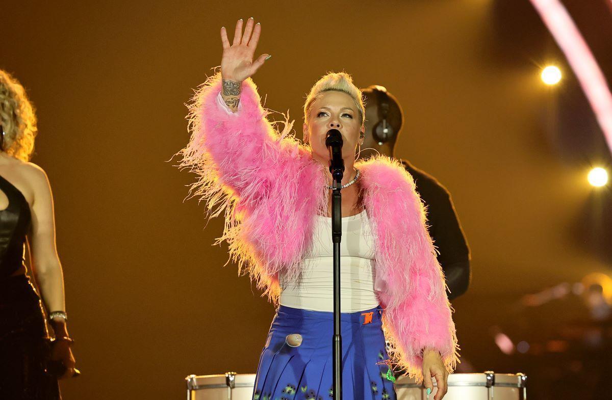 Planned Parenthood наградила P!nk, которая назвала сотрудников организации «воинами»