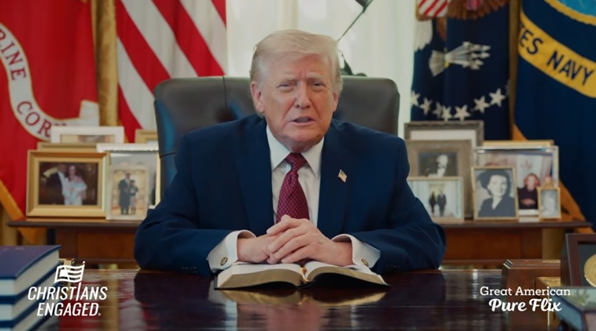 Трамп присоединился к акции «Америка читает Библию», зачитал отрывок из 2-й книги Паралипоменон из Овального кабинета