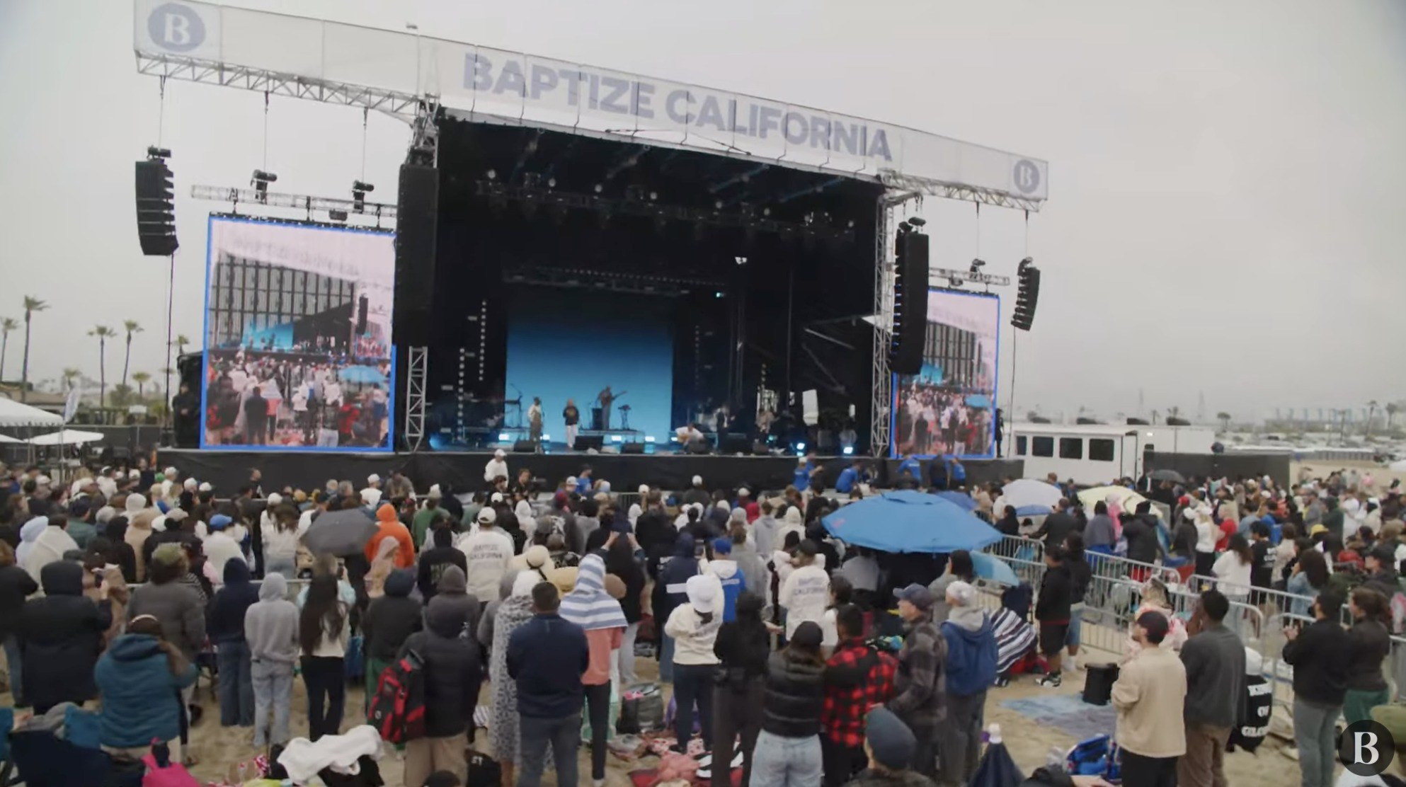 Глобальное мероприятие по крещению в разработке после того, как служение окрестило тысячи в Калифорнии