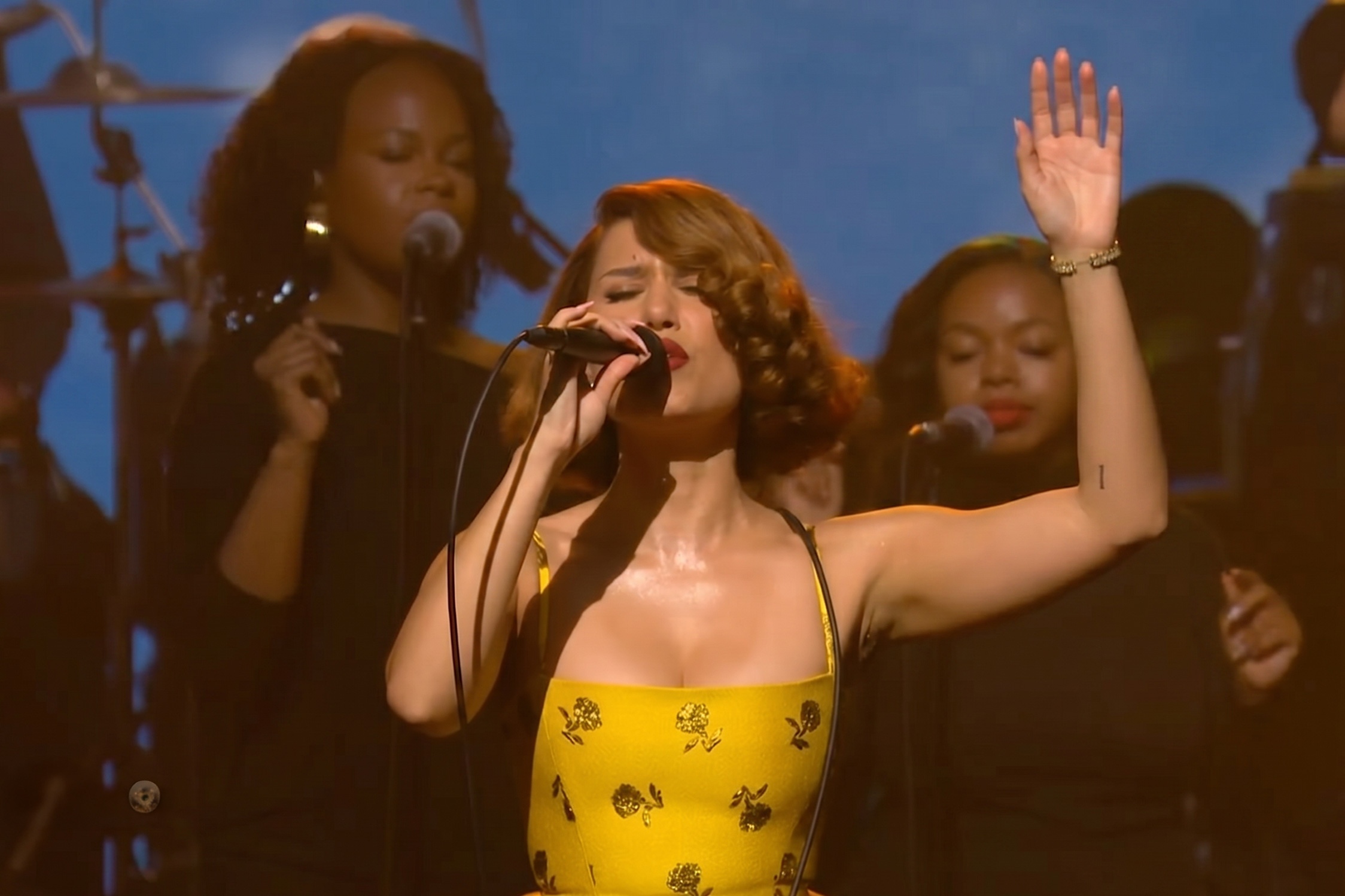 RAYE привнесла церковную энергию в 'The Late Show': смотрите