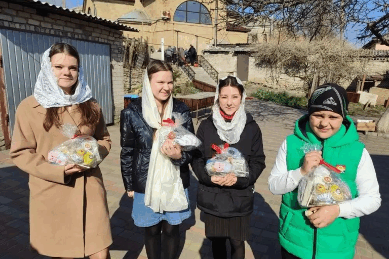 Добровольцы Патриаршей гуманитарной миссии поздравили детей в зоне конфликта с Пасхой