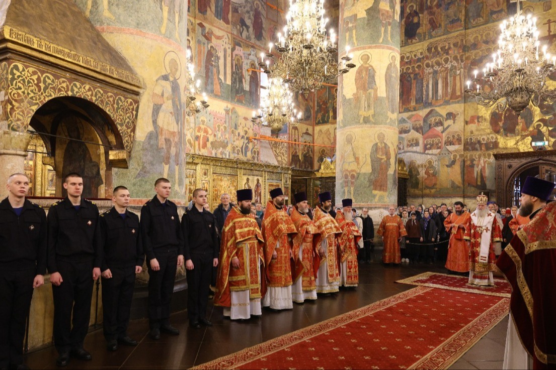 Митрополит Каширский Феогност возглавил Литургию в Успенском соборе Кремля в Неделю жен-мироносиц