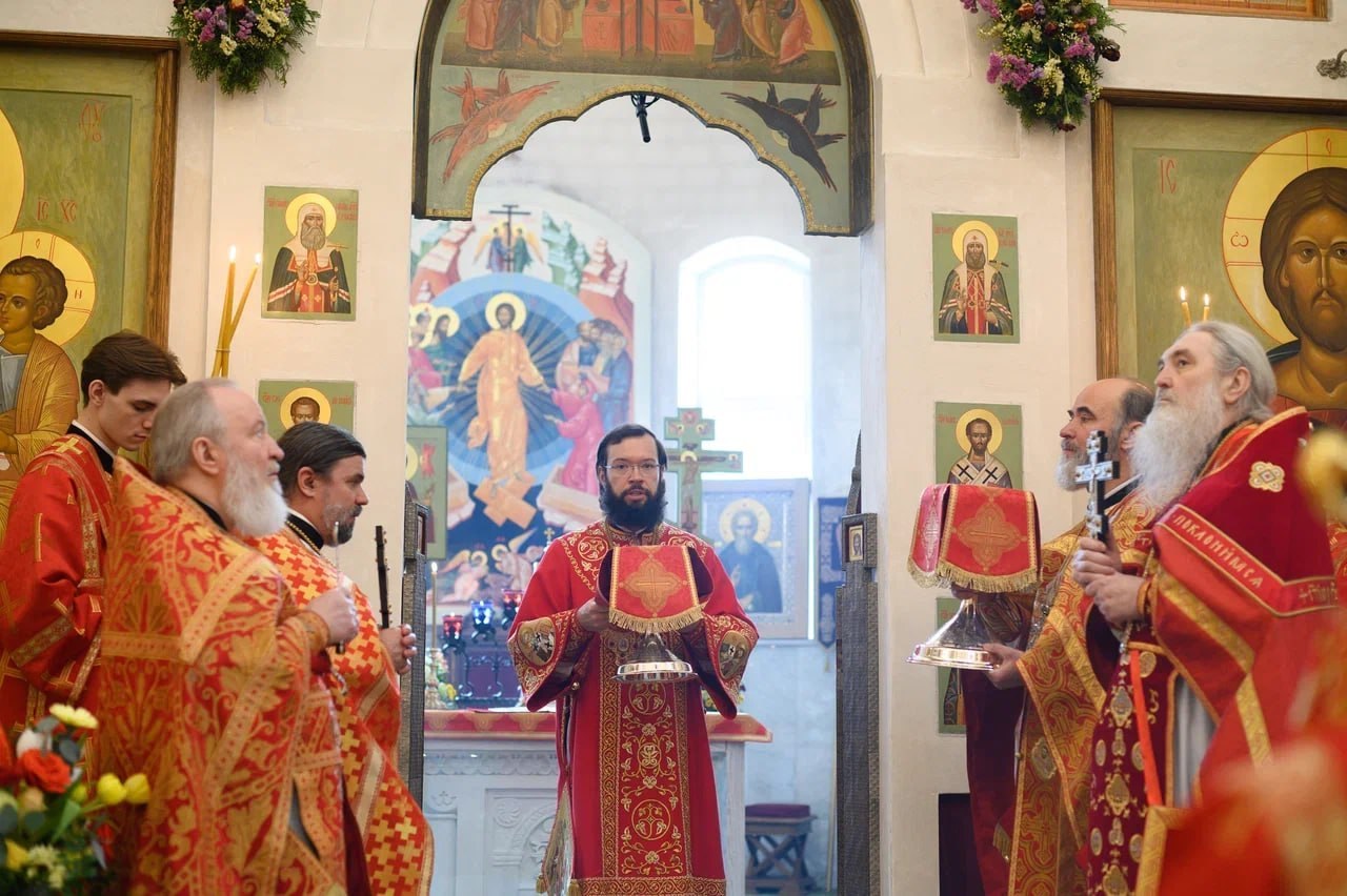 Митрополит Антоний возглавил Литургию в храме на Ходынском поле