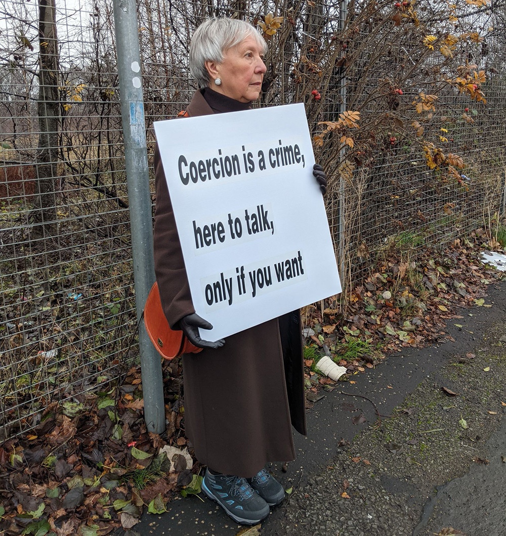 Обвинения против бабушки-пролайфера, арестованной за «влияние» возле клиники абортов, сняты