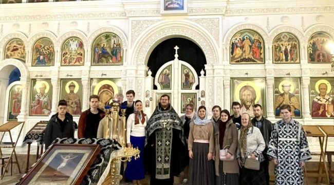 Студенты и преподаватели вузов ЮВАО молились за пассией в храме Андрея Боголюбского
