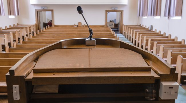 Судья отклонил соглашение Налоговой службы о разрешении пасторам поддерживать политических кандидатов