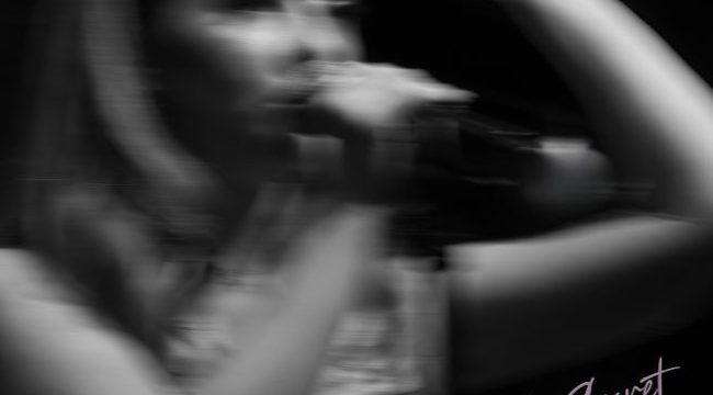 Аманда Нолан впервые возглавила Billboard с синглом 'Can't Keep A Secret', собравшим более 7 млн просмотров в соцсетях