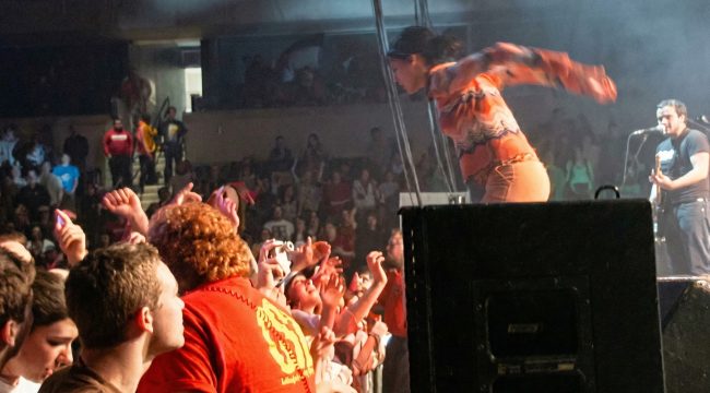 Помните, как Кэти Перри пыталась совершить стейдж-дайв на концерте Relient K?