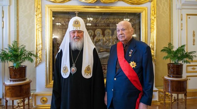 Патриарх Кирилл наградил Владимира Ресина орденом Александра Невского