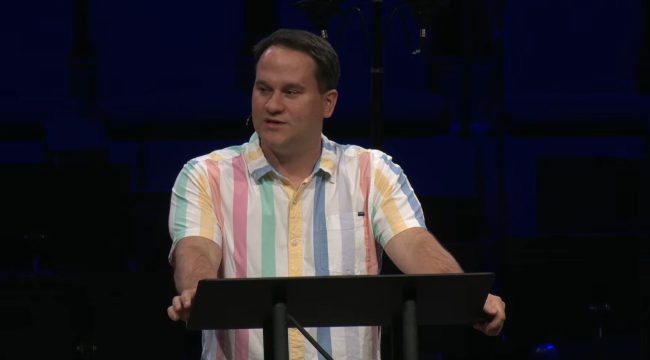 Пастор предостерегает от «сплетен» при заботе о жертвах после ареста учителя за непристойность с ученицей