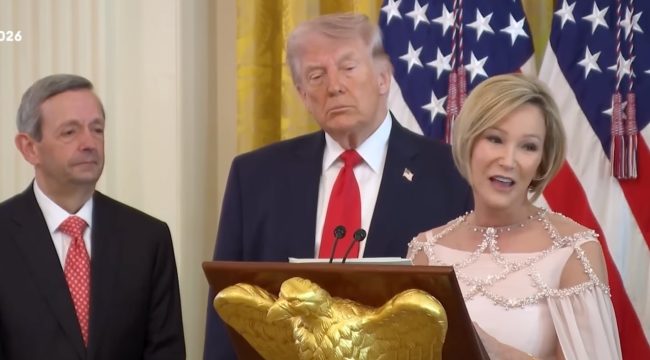 Пола Уайт-Кейн сравнила Трампа с Иисусом на пасхальном обеде, вызвав шквал критики: 'Безумие'