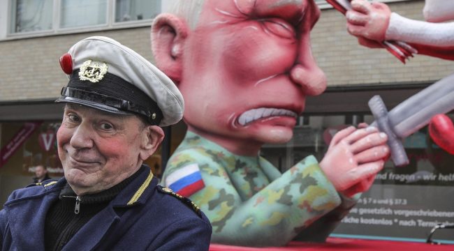 Создатель карнавальных повозок Тилли приговорен к тюремному заключению в России