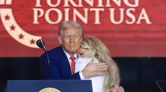 Трамп призывает Эрику Кирк подать в суд, заявляя, что люди 'завидуют' вдове Чарли Кирка