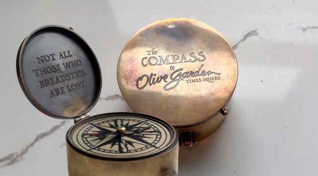 Два парня создали компас, который всегда указывает на Olive Garden на Таймс-сквер