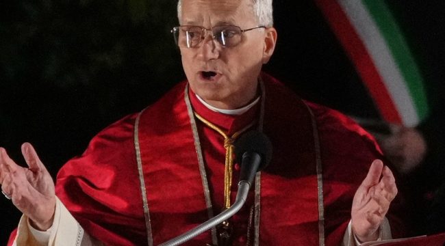 Папа Лев несет крест во время Крестного хода в Страстную пятницу