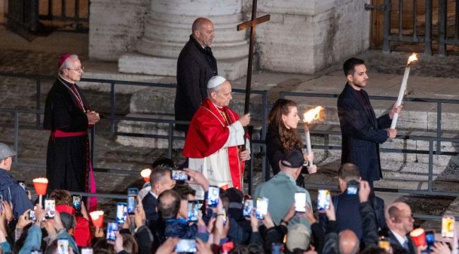 Папа Лев XIV несёт крест на Крестном пути в Колизее: фото