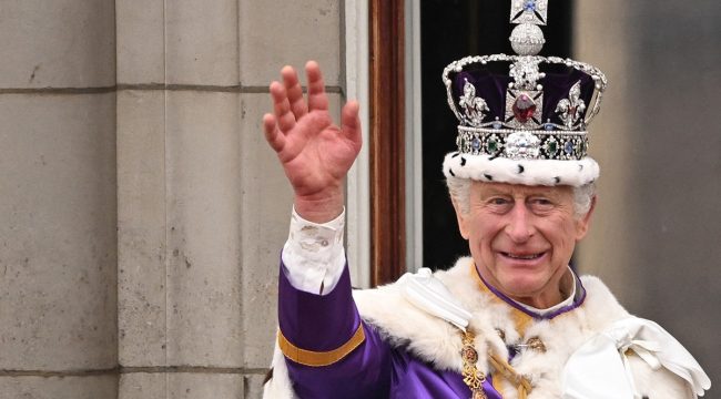 Король Карл III вызывает возмущение, пренебрегая пасхальным обращением: 'Христиане будут разбиты сердцем'