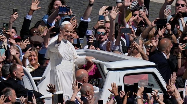 Папа Лев XIV обращается к миру с призывом к миру