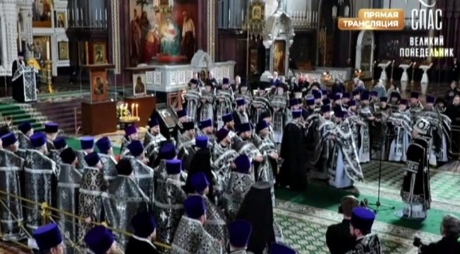 Митрополит Григорий совершил Литургию в Храме Христа Спасителя