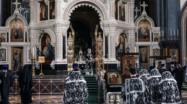 Митрополит Воскресенский Григорий совершил Литургию в Храме Христа Спасителя в Великий Понедельник