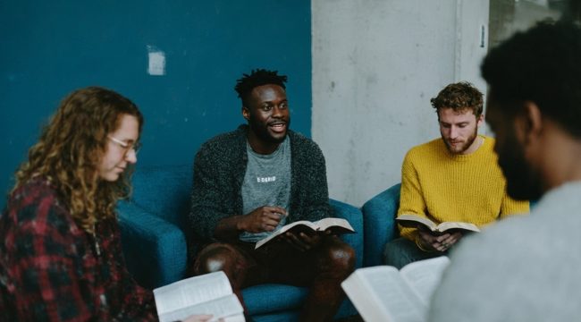 Эпоха фейковых новостей возвращает людей к Священному Писанию, считают эксперты