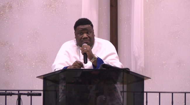 Пастор прославляет «пуленепробиваемого Бога» в Пасхальное воскресенье через несколько дней после того, как его застрелил угонщик автомобиля