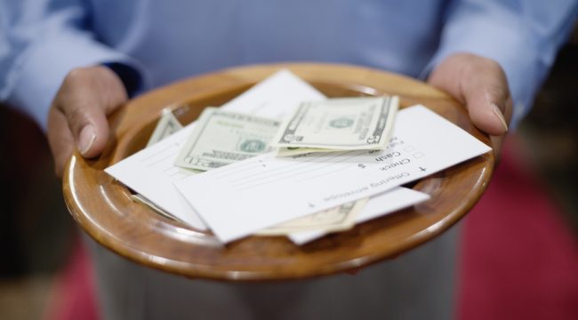 Протестанты демонстрируют больший рост пожертвований, католики сообщают о большей стабильности, показывают опросы