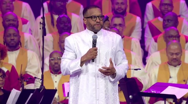 Чернокожая мегацерковь пожертвовала более $1 млн, чтобы остановить выселение более 300 семей из социального жилья