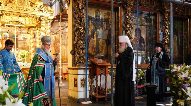 Патриарх Кирилл совершил молебен у мощей святителя Тихона в Донском монастыре