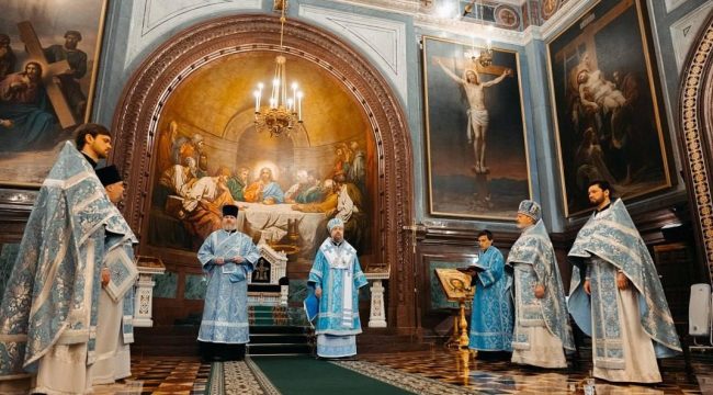 Митрополит Воскресенский Григорий отслужил Литургию в Храме Христа Спасителя