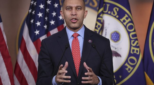 «Мне отмщение»: ссылаясь на Библию, лидер меньшинства в Палате представителей Хаким Джеффрис говорит о надеждах на промежуточные выборы