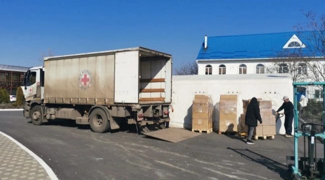 Красный Крест передал гуманитарную партию емкостей для воды Патриаршей миссии
