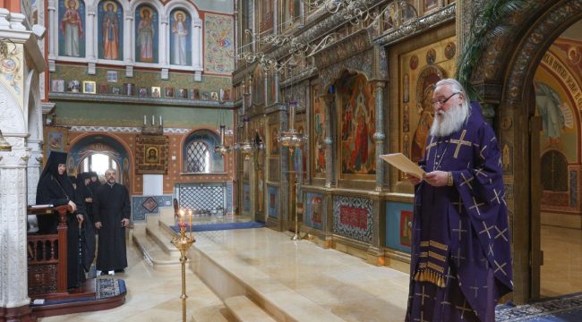 Митрополит Феогност совершил литургию в Зачатьевском монастыре