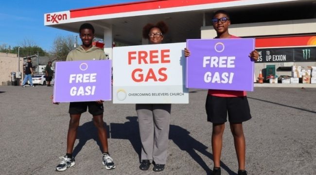 'Бензин и Слава': Церковь в Теннесси раздала сотням автомобилистов бесплатный бензин