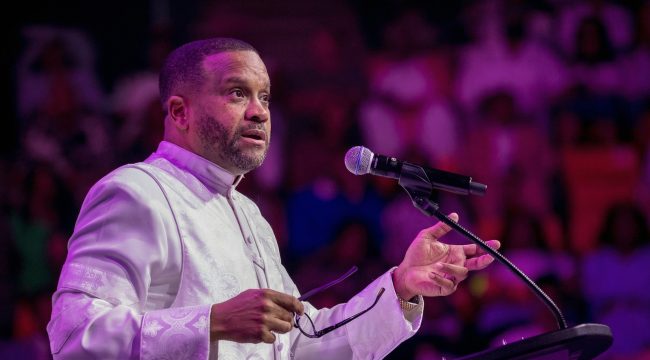 Мегацерковь в Вирджинии пожертвовала $1 миллион, чтобы остановить выселение более 300 семей