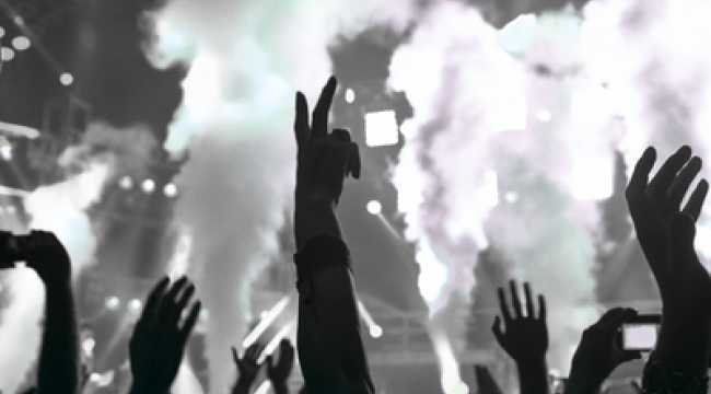 Англиканский священник проповедует в ночных клубах Кении