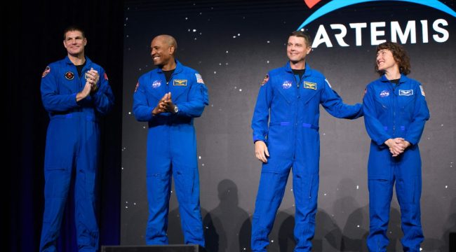 Христианская песня разбудила астронавтов миссии Artemis II на шестой день полета