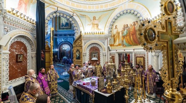 Патриарх Кирилл совершил литургию в Храме Христа Спасителя в Великий Четверг