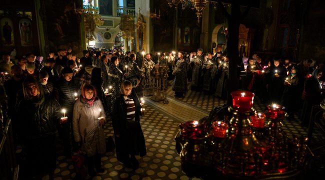 Митрополит Арсений провел утреню Великого Пятка в Алексеевском храме