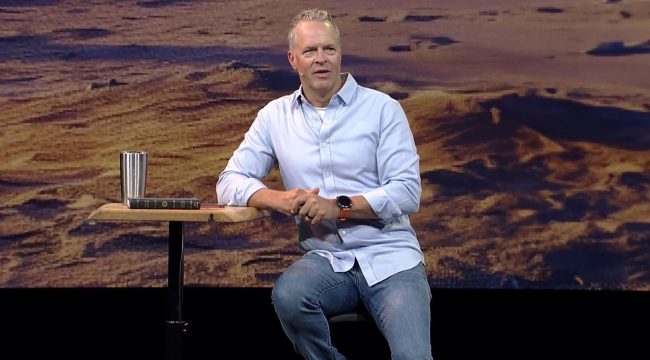 Мегацерковь приостанавливает служение пастора Брайана Тома после расследования об использовании хлыста